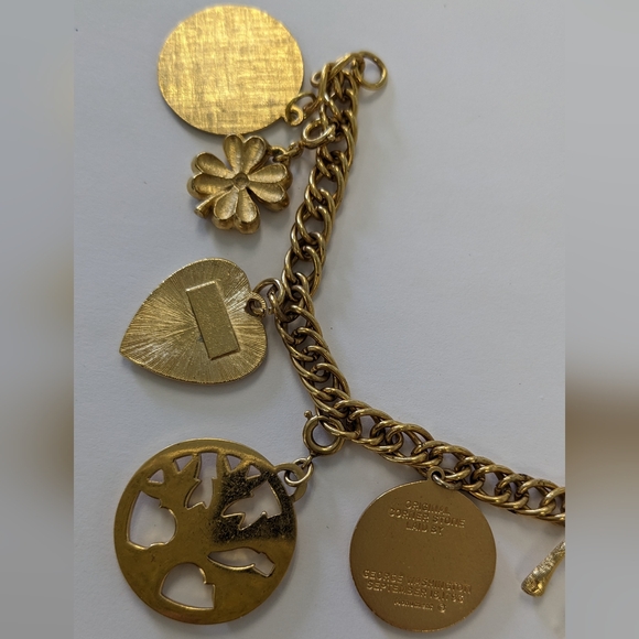 VTG GOLD TONE FAUX PEARL & RHINESTONE CHUNKY CHARM BRACELET - Picture 9 of 10